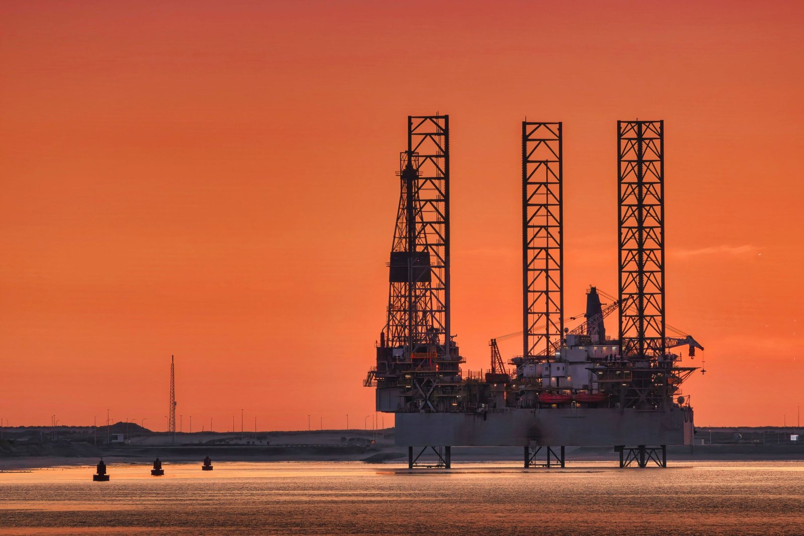 Oil rig at sunset in the Gulf representing Saudi Arabia pipeline shutdown